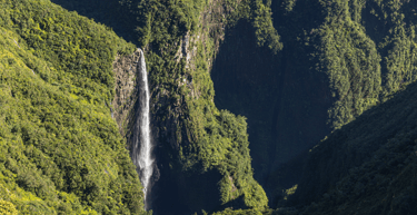 Cachoeira em Salazie, Ilha Reunião, vista da natureza exuberante.