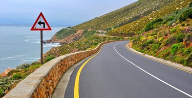 vista da pista sinousa em gordon bay em cape town