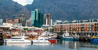 V&A Waterfront visto do porto com Table Mountain ao fundo, Cape Town.
