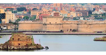 Vista do navio chegando a Civitavecchia com o forte e a cidade ao fundo