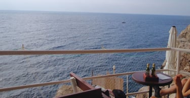 Taverna em Dubrovnik com vista para o mar.