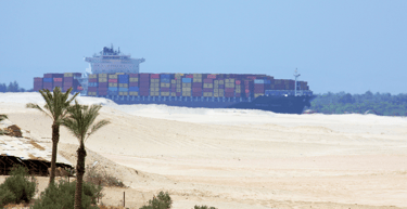 Navios cargueiros em trânsito no Canal de Suez entre mar e deserto