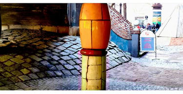 Detalhe das colunas artísticas dos Banheiros Hundertwasser em Kawakawa, Bay of Islands.