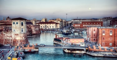 Vista da cidade de Livorno com pontes e canais históricos.