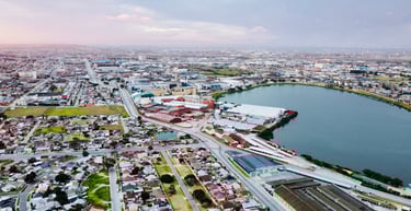Vista aérea de Port Elizabeth em Nelson Mandela Bay, destacando o porto e a orla da cidade