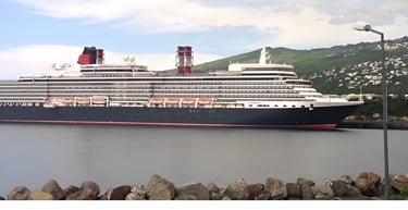 Navio Queen Elizabeth ancorado no porto de Le Port, Ilha Reunião