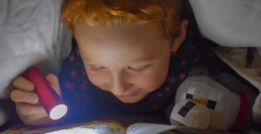 Niño leyendo un libro de lectura fácil de la Asociación de Lectura Fácil de la Comunitat Valenciana
