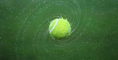 Image balle de tennis mouillée
