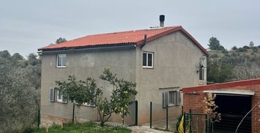 Detalle de fachada lateral rehabilitada en casa unifamiliar de Castellbisbal