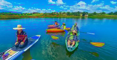 Paseo familiar entre aguas tranquilas y naturaleza