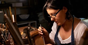 mujer en un estudio de joyeria trabajando.