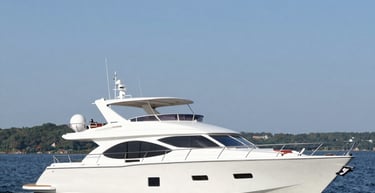 Bezpieczne i ekologiczne mycie pokładów luksusowych jachtów bez użycia agresywnej chemii dzięki EV Poseidon.