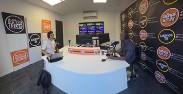 Estudio de Latinos FM la mejor radio latina en Valencia 107.9