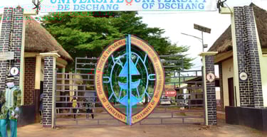 Un homme debout devant l'entrée fermée de l'Université de Dschang au Cameroun