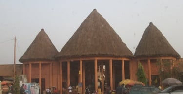 Un groupe de personnes debout devant le marché de Dschang au Cameroun