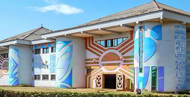 Un bâtiment avec une grande fresque sur le côté