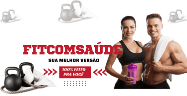 Casal fitness sorrindo com toalha e shake ao lado de kettlebells, com texto Fitcomsaúde