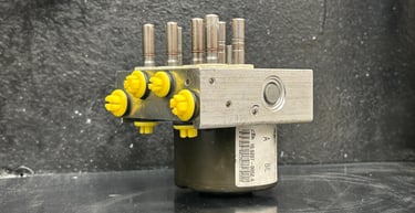 ABS Descubierto mostrando solo su parte hidraulica totalmente reparada por Clairicar en el Laboratorio