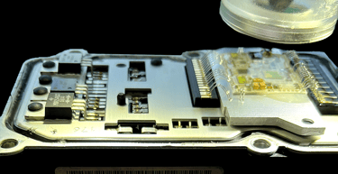 Modulo ABS siendo inspeccionado desde su parte interna de la electrónica para reparar su fallo