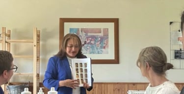 Formation en présentiel : une formatrice présente un support illustré aux participants assis.