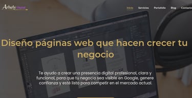 Diseñador gráfico trabajando en Adobe Illustrator en una laptop para servicios de diseño de páginas web.