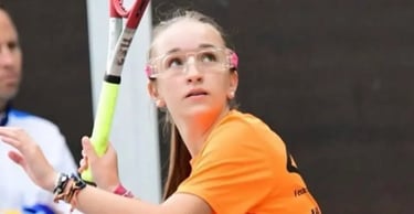Jugadora del club valenciano de natación compitiendo a frontenis