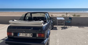 Vista trasera del Volkswagen Golf MK1 Cabriolet 1989 frente al mar, coche clásico para bodas y ocasiones únicas.