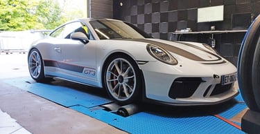 une Porsche 911 sur banc de puissance