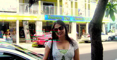 The Roaming Purser explorando o centro de Nassau, cercada por cultura e cores caribenhas