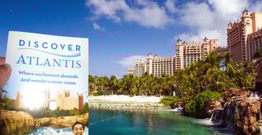 The Roaming Purser segurando o ingresso para o Atlantis em Nassau, pronta para explorar o resort