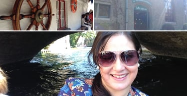 foto da autora em barco no canal de Bruges