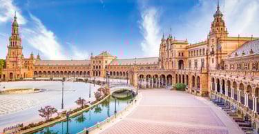Vista da Plaza de España em Sevilha, com sua imponente arquitetura e canais.