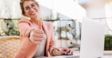 Cliente satisfaite d’un service juridique