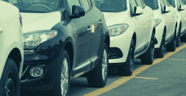 Cartel de coches y la indemnización que puedes solicitar