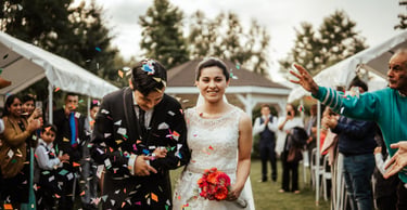Fotografia de la salida de los novios en su día de matrimonio