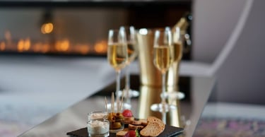 coupes de champagne devant la cheminée