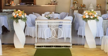 "decoração com colunas e arranjo de flores"
