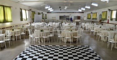 "Decoração de casamento na cor branco e arranjos florais"