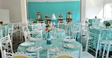 "Decoração de salão de casamento na cor azul"