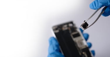 Réparation d’éléments électronique pour iPhone et téléphones - Alika Solutions