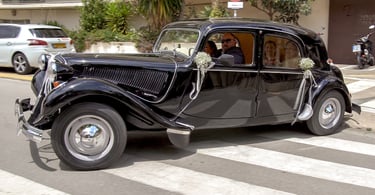 Gran evento nupcial en Barcelona, fotografía de banquete multitudinario con luz ambiente.