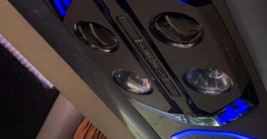 Fasilitas Charger HP di Jetbus 3 Sewa Bus Jogja