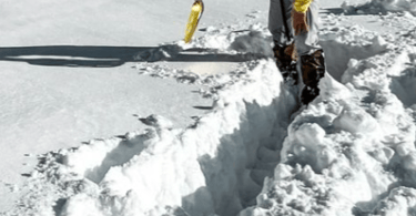 hombre en la nieve con pala