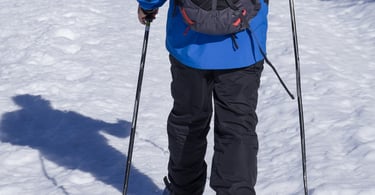 persona con chaqueta azul en la nieve