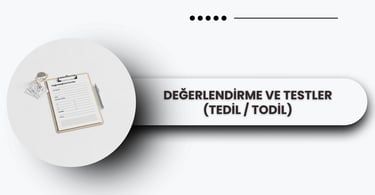 Değerlendirme ve test sürecini temsil eden boş form ve kalem.
