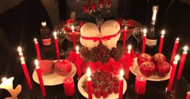 foto de altar con muchas velas rojas en un amarre de pareja