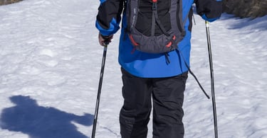 persona con chaqueta azul en la nieve