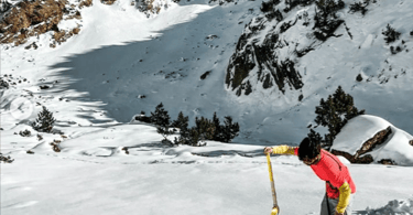 hombre en la nieve con pala