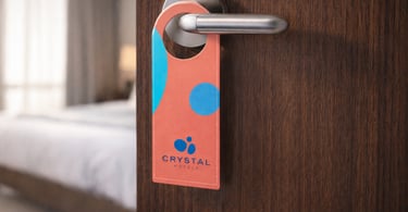 Crystal Hotels otel odaları için hazırlanan kapı askısı ve yönlendirme tasarımı