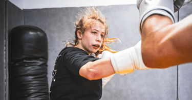 Mathilde Aschenbrenner, combattante professionnelle de MMA s'entraine en boxe anglaise